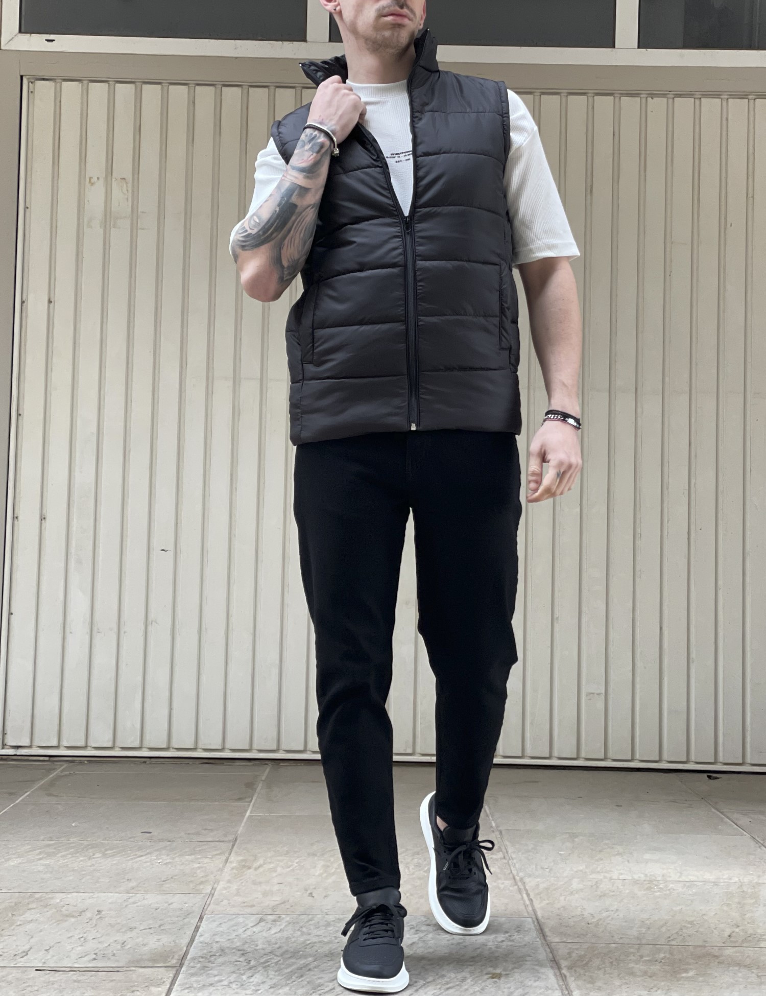 Ανδρικό μαύρο καπιτονέ αμάνικο μπουφάν 33931 φωτογραφία